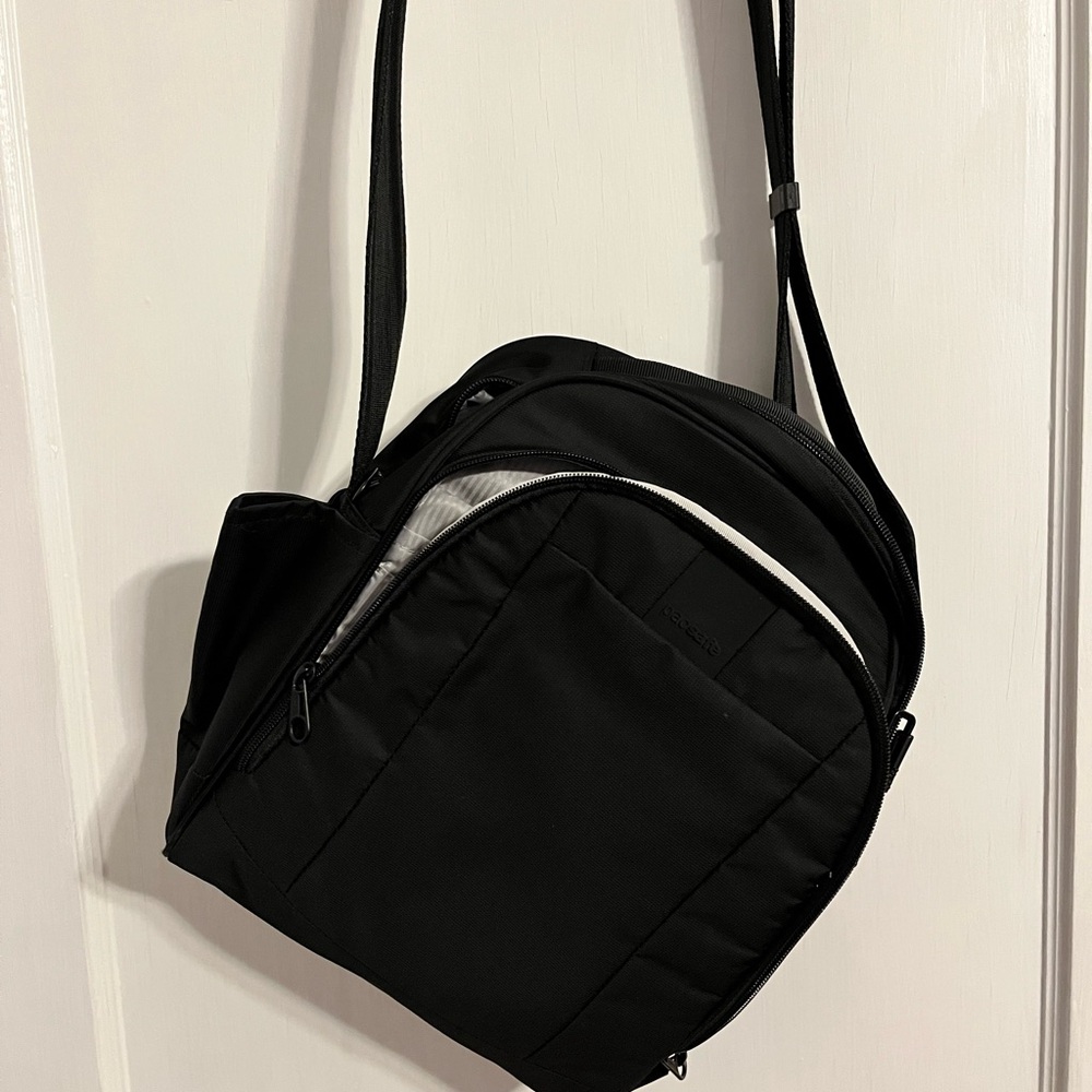 Pacsafe Metrosafe LS250 Anti-Theft Shoulder Bag